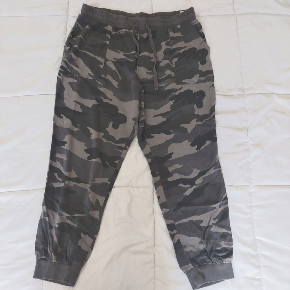 Splendid Grey Camo XL Joggers